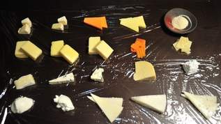 イタリア人激怒？「20種のチーズのピザ」をつくってみた