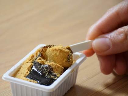 マジか「信玄餅の正しい食べ方」に異論噴出→ネット民「山梨県民ですがこの食べ方は知りませんでしたね」「何が楽しい？この食べ方の」「嘘つかないでください！！」「お！食べやすいかも」（1）